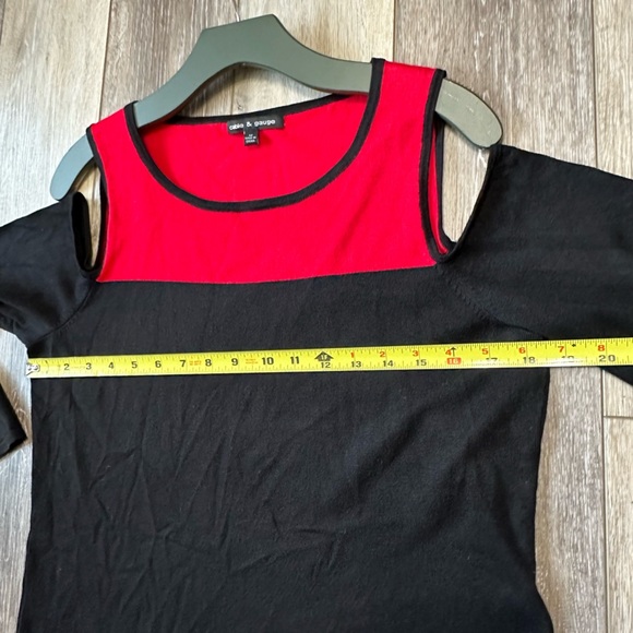 🛍️ Cable & gauge cold shoulder top. Excellent condition. - Picture 5 of 7